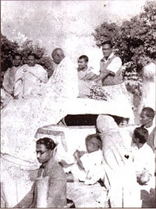 Mahatma Gandhi with Iswar Chandra Pramanik, Swatish Chandra Jana  and Pitabas Das at a Spinners' Meet at Khejuri on 03/01/1946