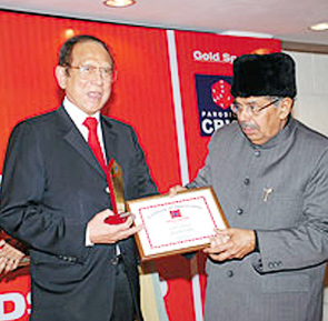 Indian American laser physicist Mani Bhaumik from the USA gets the Award for Excellence in Sciences. He also received the prestigious Pravasi Bharatiya